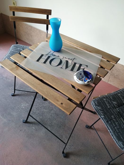 Продавам к-т СГЪВАЕМИ Маса и 2 бр столове.Напълно  запазени.