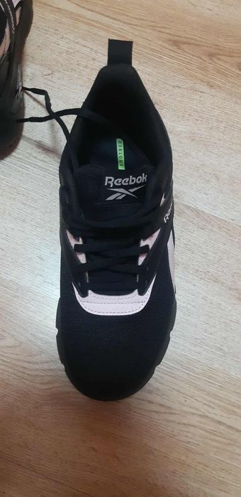 Papuci reebok 150 lei perechea