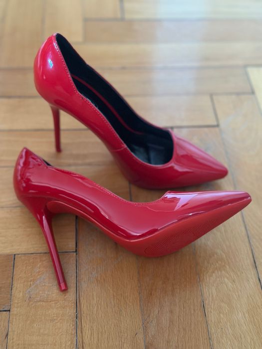 Чисто нови червени токчета