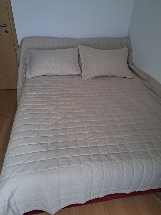 Cuvertura de pat ,noua cumpărată de la english home cu 2 fete de perna