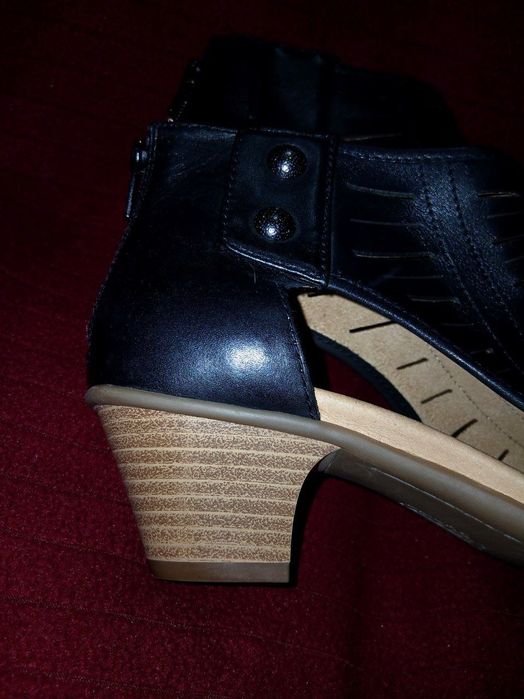 Из США ,женские босоножки в чёрном цвете , от бренда "Earth "