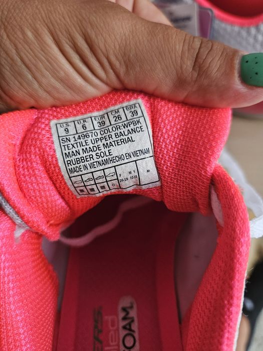 Vând skechers  marimea 39 noi