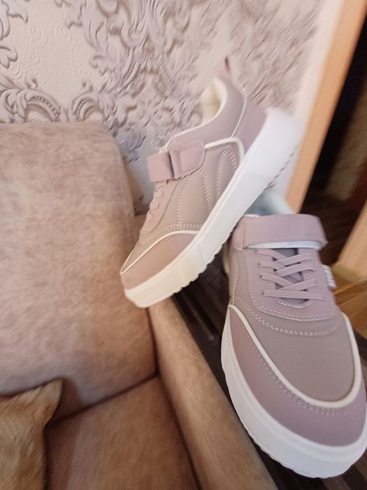 Кроссовки новые красивые