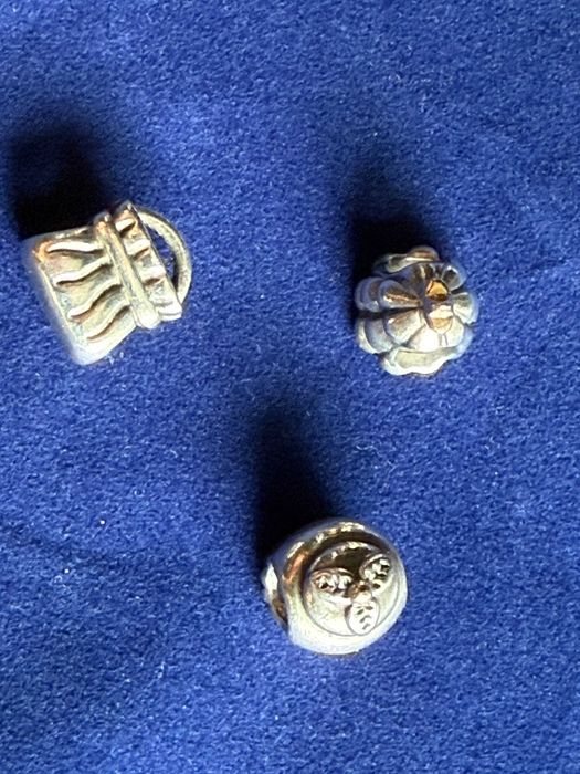 Гривна Pandora с 21 талисмана в отлично състояние на супер цена