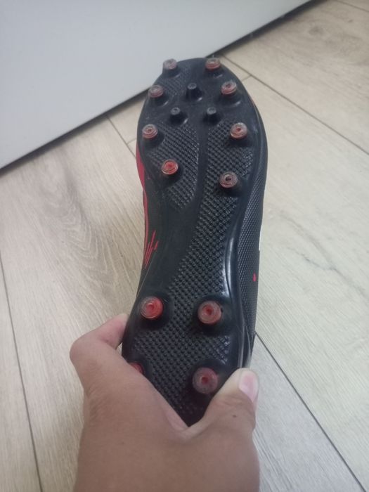 Продам бутсы кроваво красные