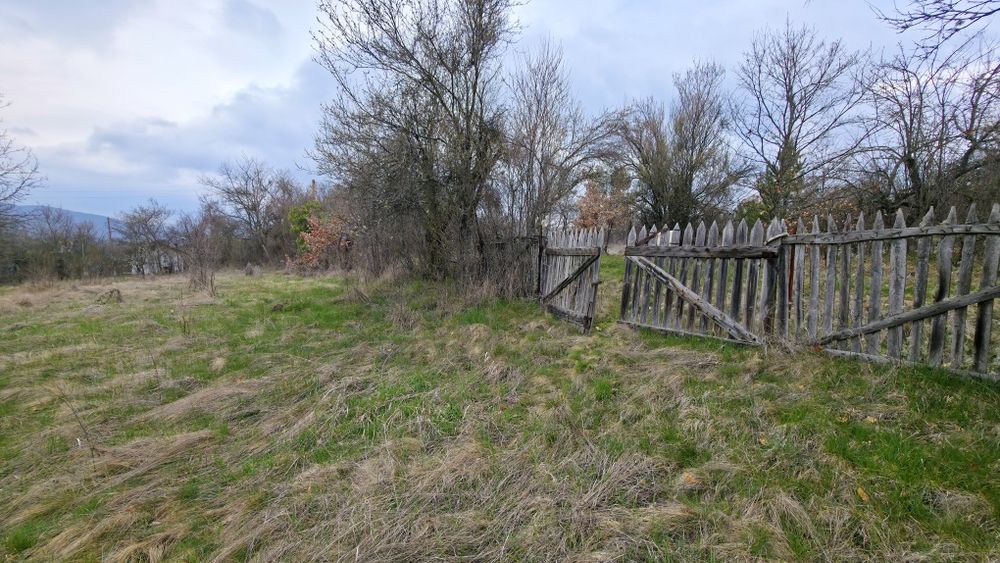 Продава се ПАРЦЕЛ с ВИЗА, ТОК и ВОДА в село Егълница, област Перник