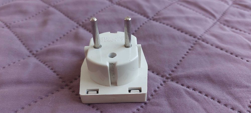 Компактен адаптор за европейски към британски стандарт