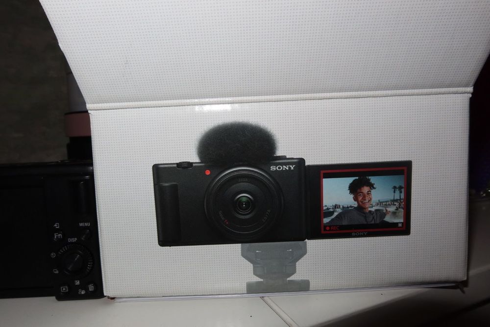 Sony ZV-1F с гаранция, в отлично състояние