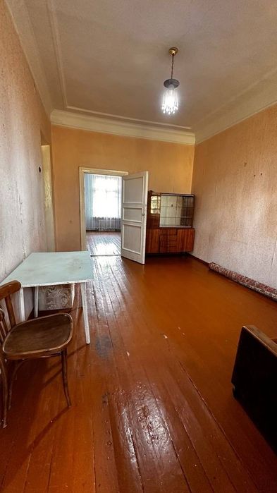 2х комнатная в центре Чирчика (высокопотолочка)