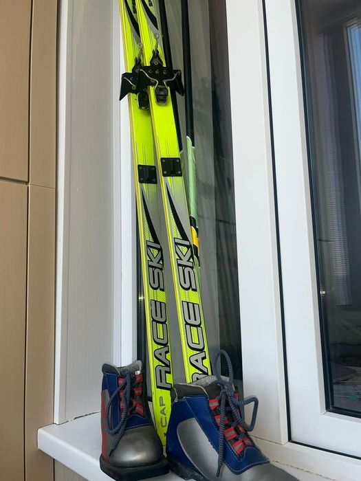 Лыжи с ботинками 36 го размера.