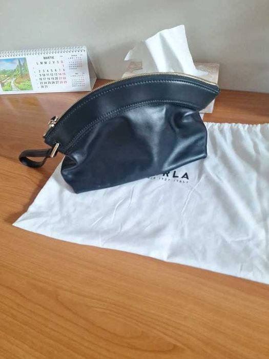 Geantă Furla Erica Pouch – Piele Naturală Neagră, Elegantă (Include Dustbag)