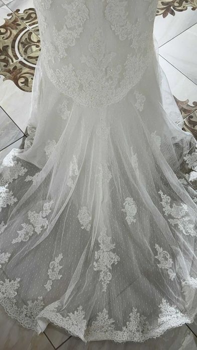 Rochie de mireasă tip sirenă cu dantelă și trenă