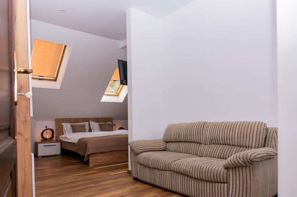 Ultracentral Enescu Apartament decomandat 1 camera privata cu bucatarie comuna utilata