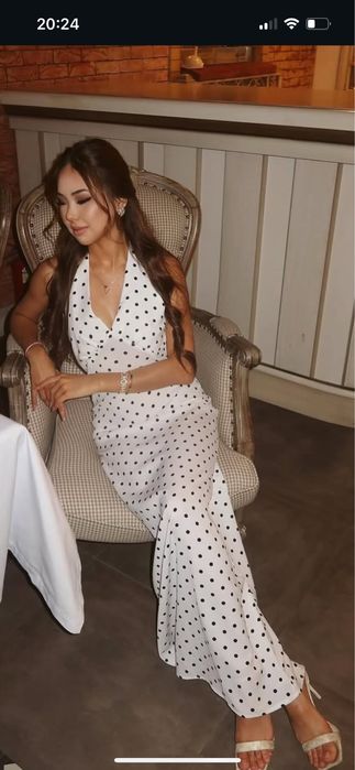 Продам стильное белое платье в горошек