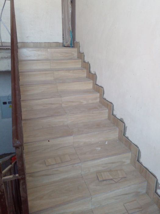 Укладка кафеля и ламината.