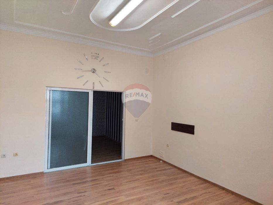 Дава се под наем Офис в Варна, Център - 75 кв.м за 700 € - Снимка #2