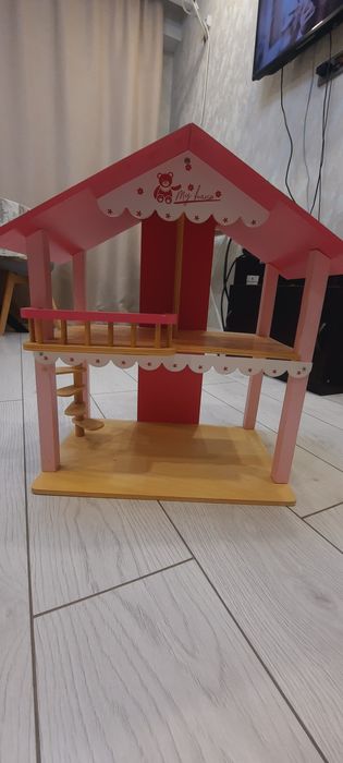 Деревянный домик для кукол