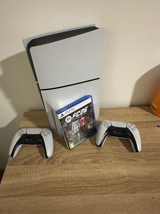 Плайстейшън 5 слим 1 терабайт + ФИФА 26 + 2 джойстика