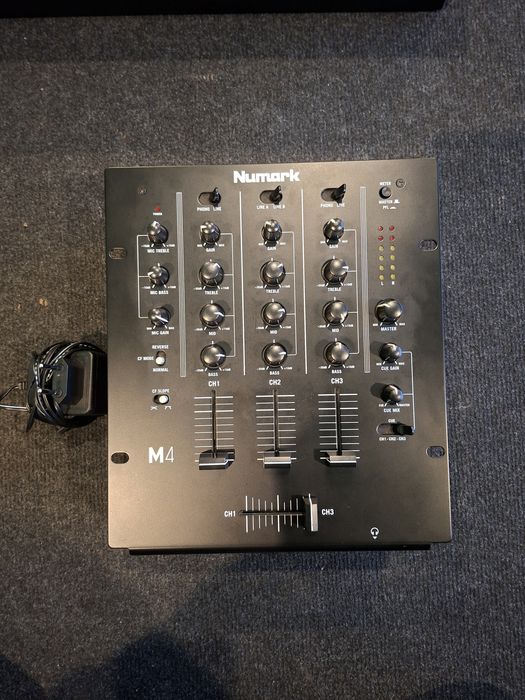 Mixer dj Numark M4. behringer. Pioneer. Dynacord.