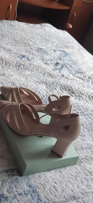 Бежевые новые туфли.