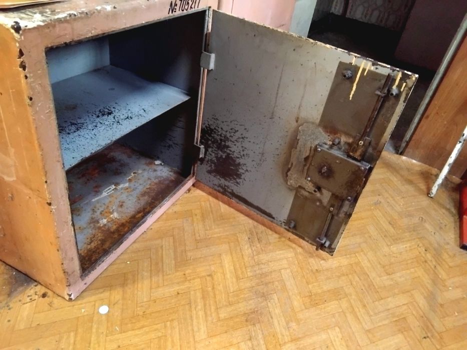 Метален сейф / шкаф – здрав, масивен
Продавам здрав метален сейф шкаф,