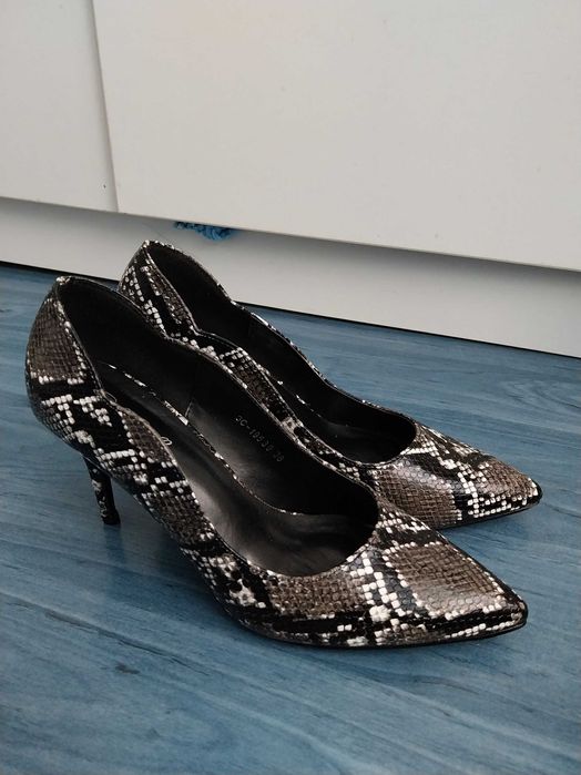 Официални обувки на ток