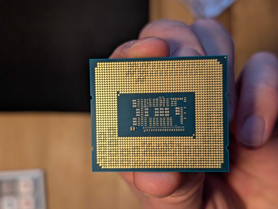 Intel i3 12100 (cu GPU integrat) si Cooler Intel Nefolosit