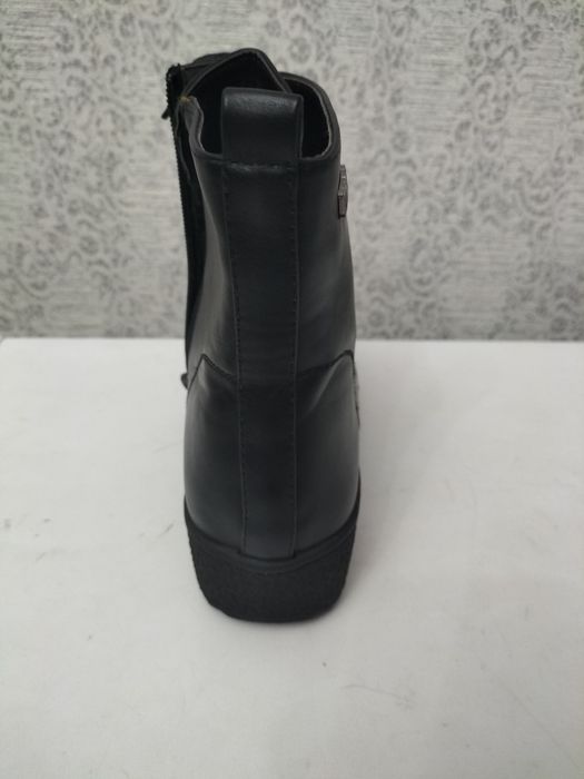 Продам женские ботинки