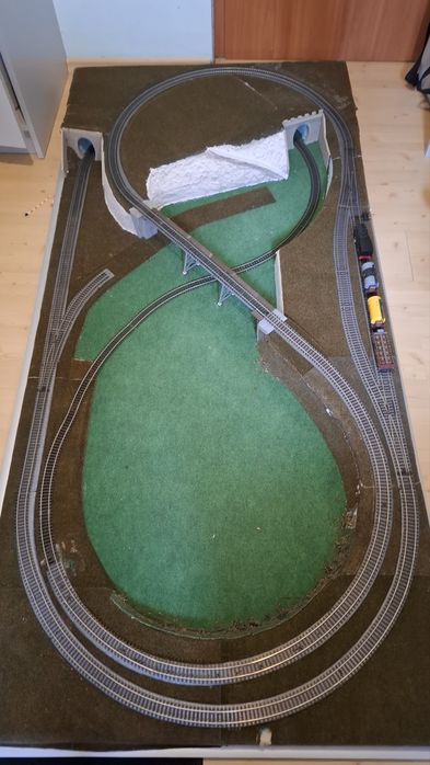 Продавам макет piko + 4 влака + 1 локомотив + 1 къща