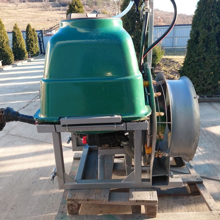 Masină stropit vie și livadă.