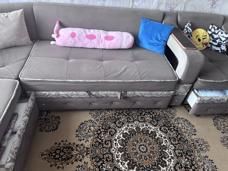 Продам угловой диван с креслом.