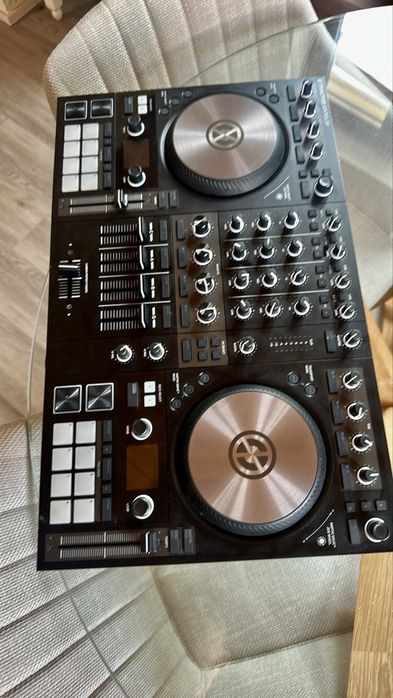 Consolă DJ Traktor s4 mk3