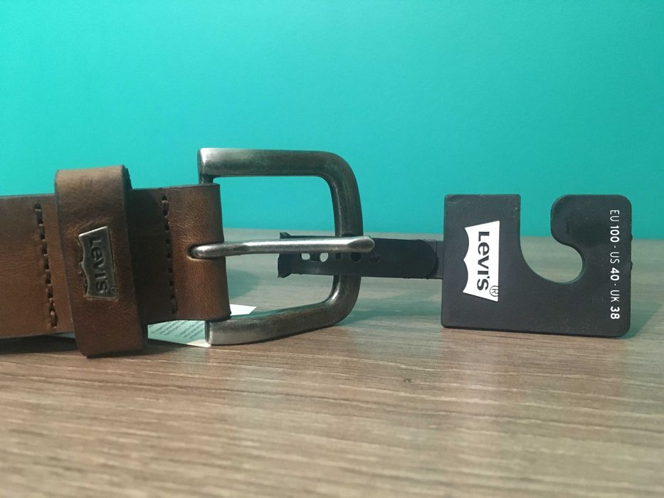 Мужской ремень Levi's коричневый.