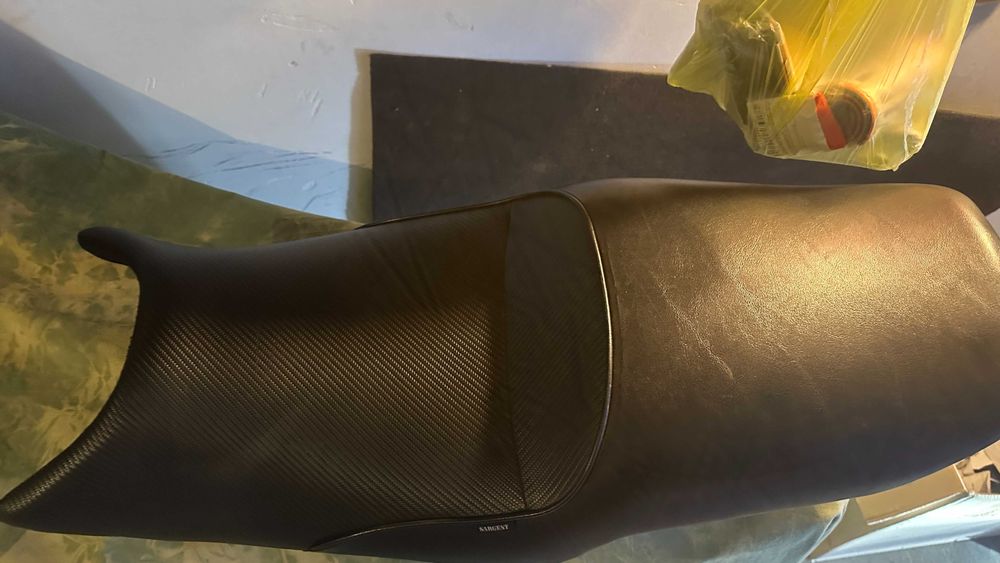 Продавам тунинг седалка за YAMAHA FZ-6, "Sargent" USA отлична!