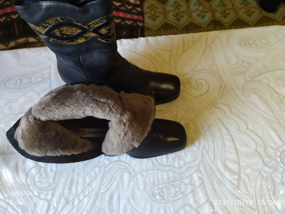 Сапоги женские разные.