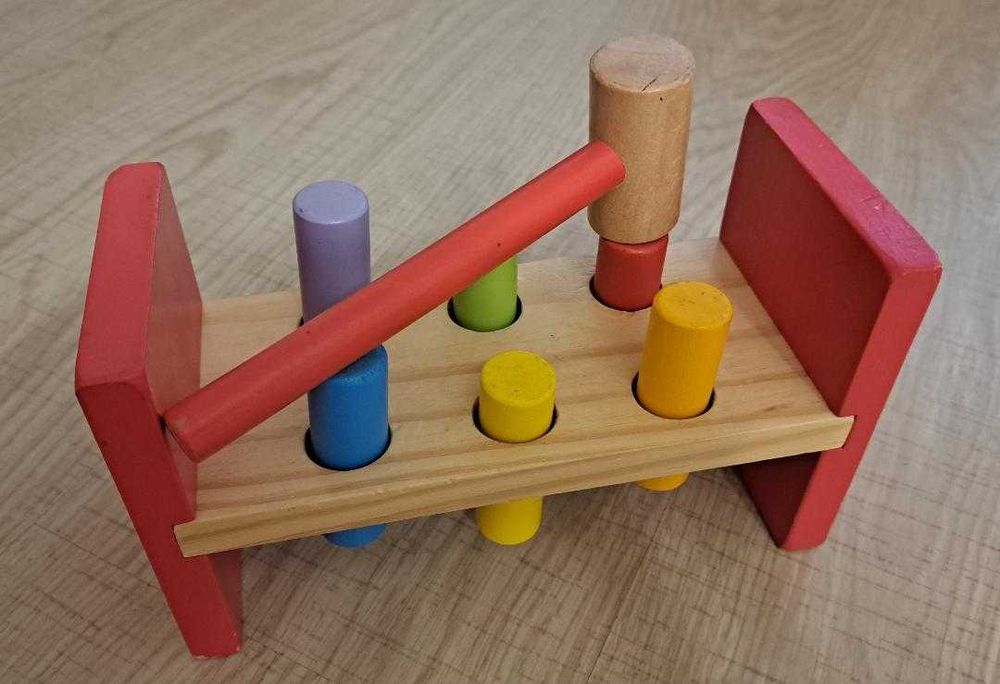Joc cu ciocan si cuie din lemn