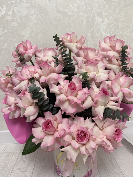 25 свежих пышных роз