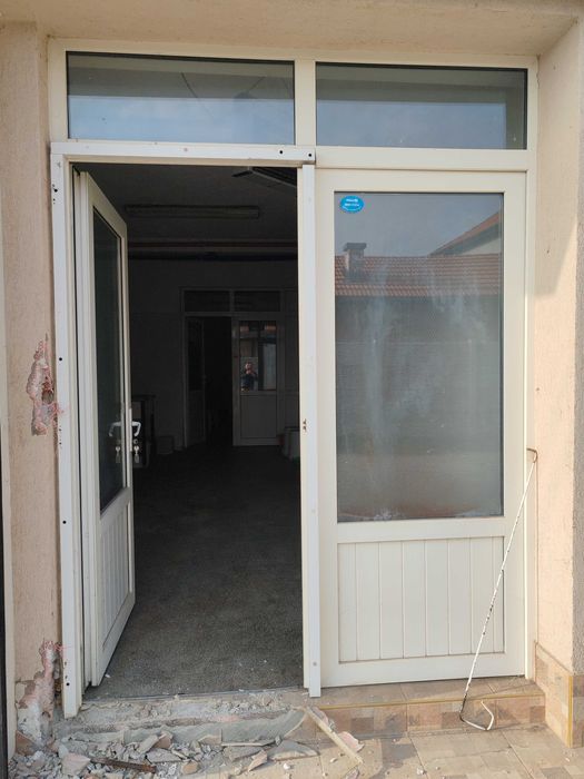 Продавам портална PVC врата