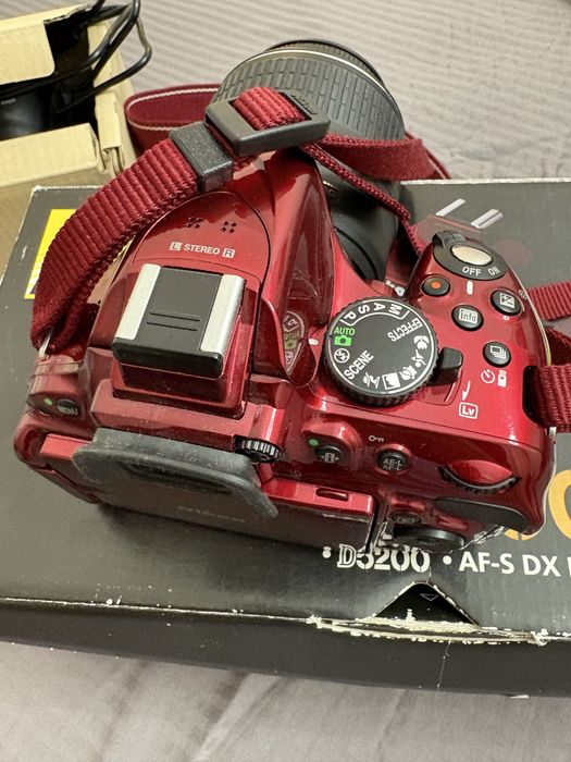Nikon D5200 + 18–55 VR (красный)
