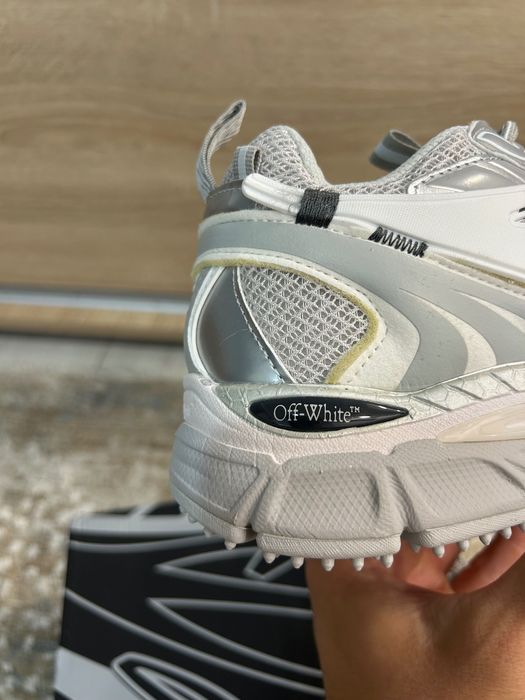 Vând Off-White “Be Right Back”