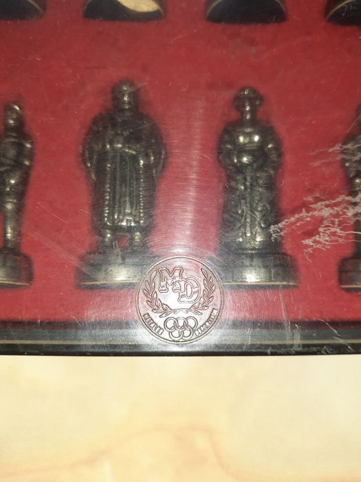 Метални шахматни фигури