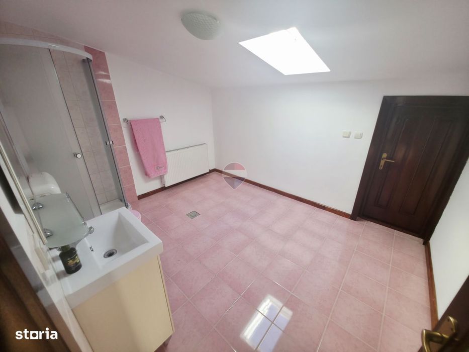Casă / Vilă cu 5 camere de vânzare