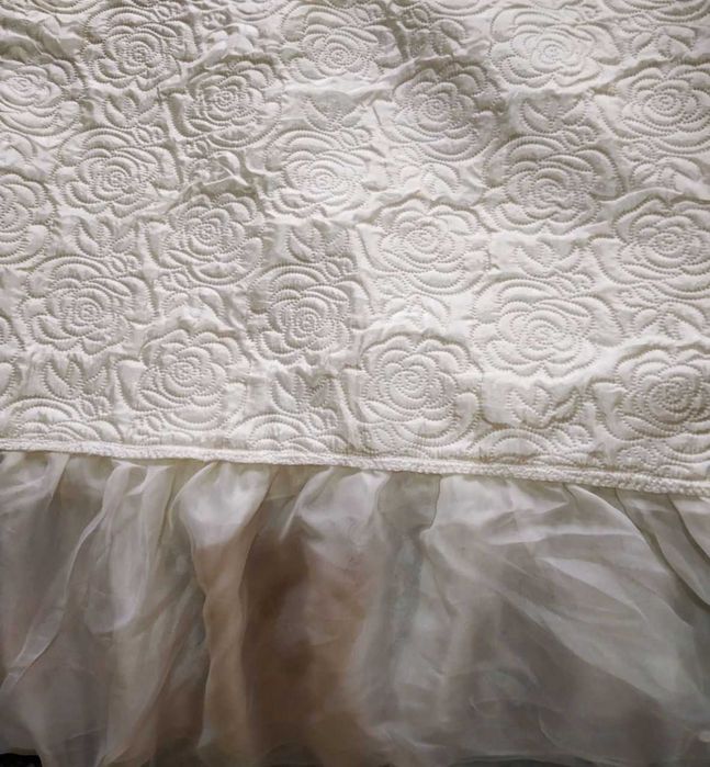 Продаю красивое нежное покрывало 150-2 м ( + оборка 35 см ) Новое