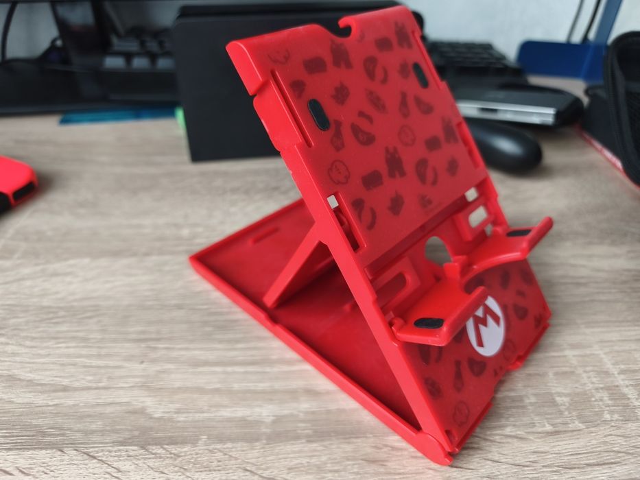 Продавам Nintendo Switch OLED в перфектно състояние с подарък калъф, стойка и игра