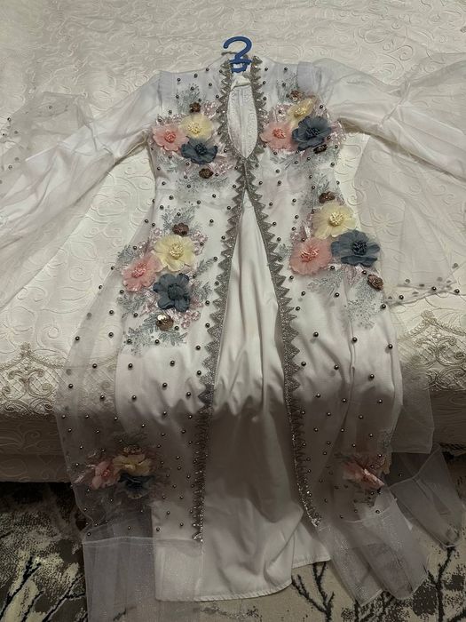 Ansambil to'ni kelinlar uchun to'nidan tashqari bazasi bilan birga