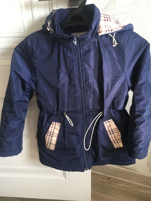 Продам куртку на девочку-122 см,б/у