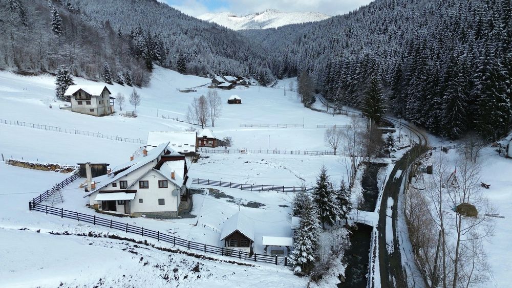 Închiriez casa de vacanță la munte