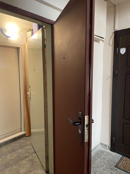 Продавам входна метална врата с рамка