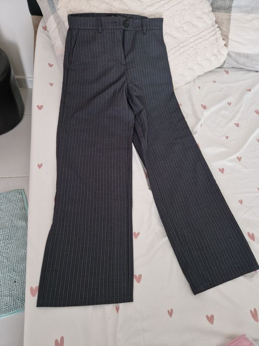 Pantaloni noi cu eticheta