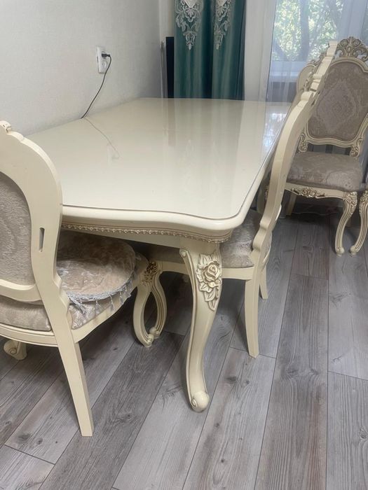 Королевский стол со стульями
